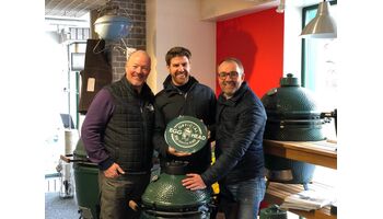 Brunner GmbH Eisenwaren ist offizieller „Egg Head" und Platin-Partner von Big Green Egg Europa